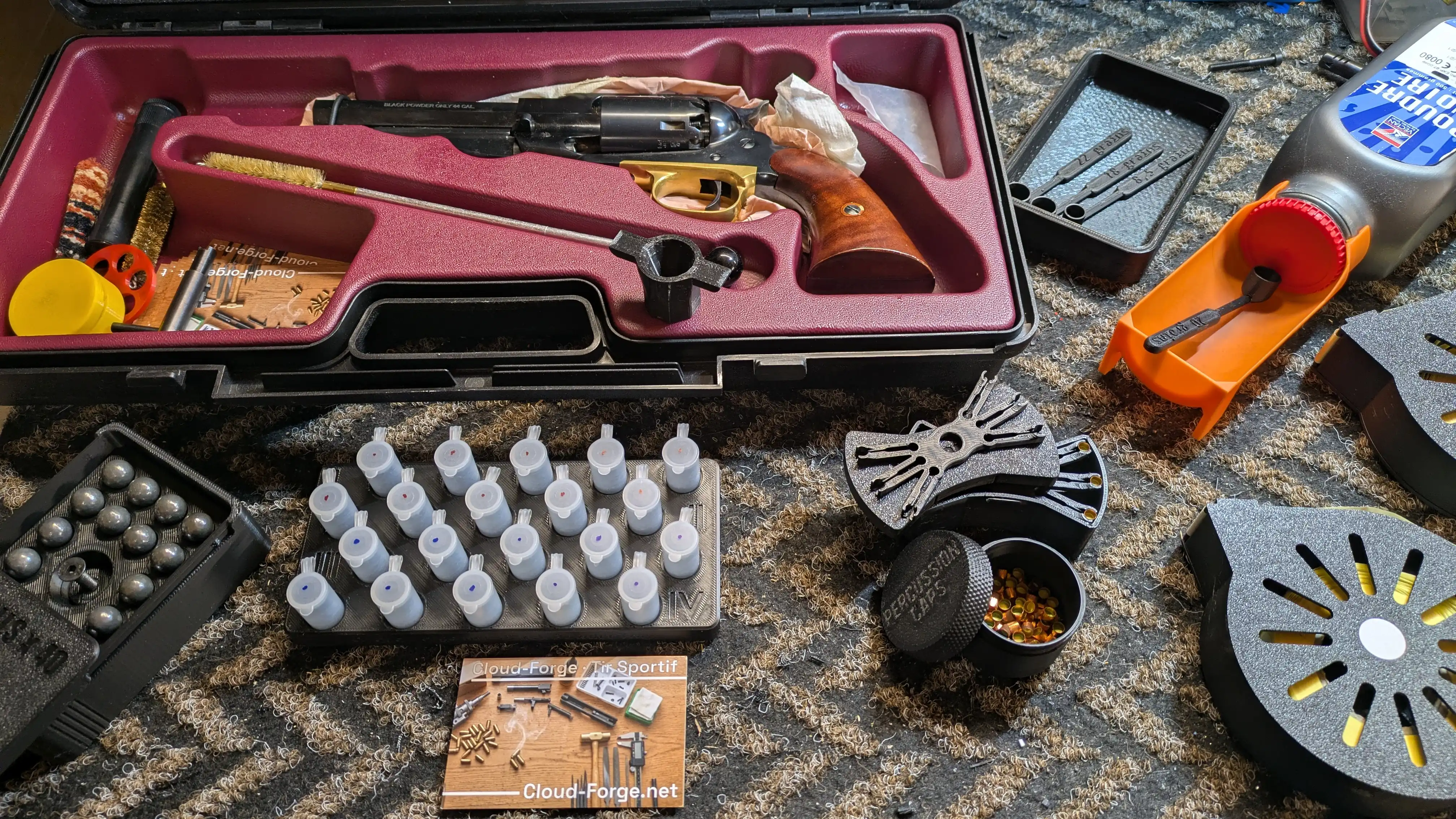 Setup poudre noire complet : revolver .44, dosettes, porte-amorces étoile, boîte à boulets, auge VECTAN